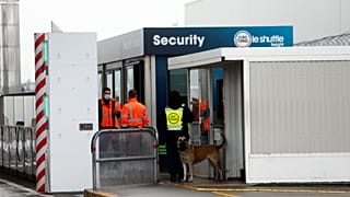 ضباط الجمارك يقفون عند نقطة التفتيش في موقع النفق الأوروبي بين فرنسا وبريطانيا في كوكيليس، شمال فرنسا. 2020/12/22