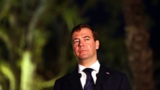 Medvegyev megáll egy látogatás során egy parkban és múzeumkomplexumban Jerikó ősi városában 2011\. január 18-án, kedden.