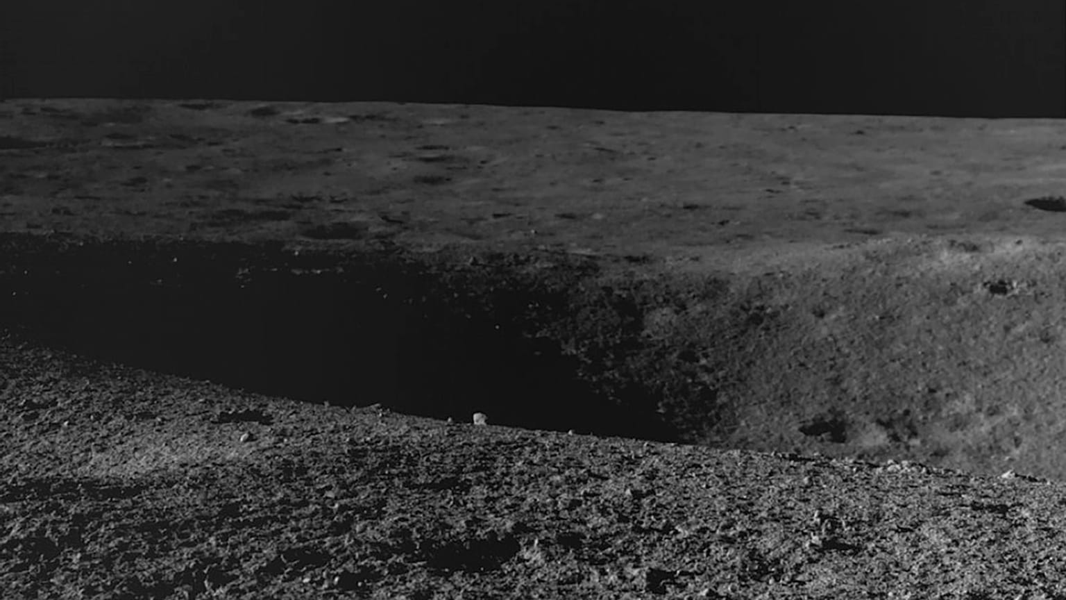  Ay'ın yüzeyinde Chandrayaan- 3 tarafından navigasyon kamerasıyla görülen bir krater