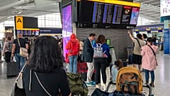 Passagiere schauen auf die Abflugtafel am Flughafen Heathrow in London, Montag, 28\. August 2023\. 