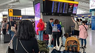 Pasajeros miran el tablón de salidas del aeropuerto de Heathrow, en Londres, el lunes 28 de agosto de 2023\. 