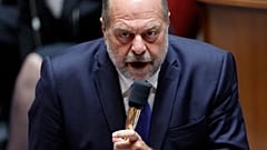 El ministro francés de Justicia, Eric Dupond-Moretti, habla durante una sesión de preguntas al Gobierno en la Asamblea Nacional en París el 11 de julio de 2023.