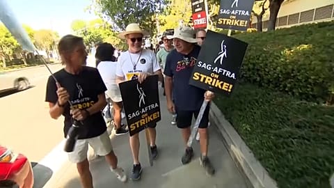 L'acteur de Breaking Bad a manifesté dans les rues d'Hollywood.