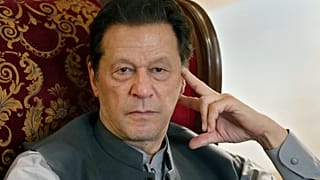 رئيس الوزراء الباكستاني السابق عمران خان أثناء حديثه مع الصحفيين، في مقر إقامته في لاهور، باكستان، الخميس 3 أغسطس 2023.