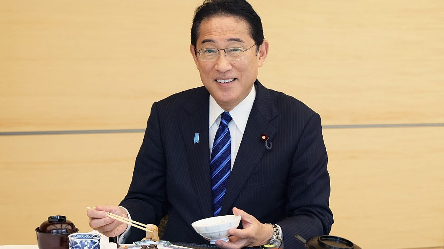 Japonya Başbakanı Fumio Kişida Fukuşima bölgesinden gelen balık ve deniz ürünlerini yerken