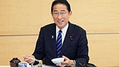 Japonya Başbakanı Fumio Kişida Fukuşima bölgesinden gelen balık ve deniz ürünlerini yerken
