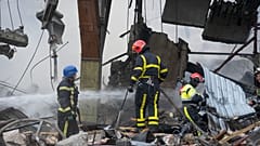 Пожарные тушат огонь после российского ракетного обстрела в Киеве, Украина, среда, 30 августа 2023 г. За ночь системами ПВО в Киеве было сбито более 20 ракет и беспилотников. 