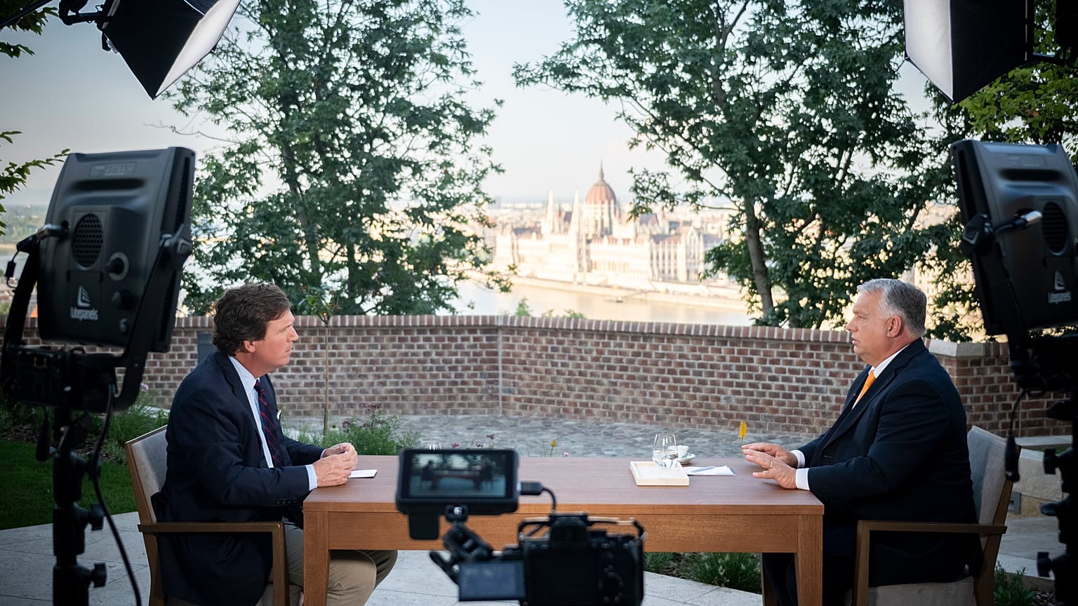 Tucker Carlson és Orbán Viktor a Karmelita teraszán