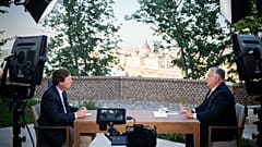 Tucker Carlson és Orbán Viktor a Karmelita teraszán