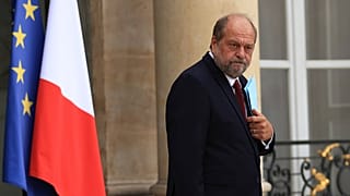 وزير العدل الفرنسي إيريك دوبون موريتي أمام قصر الإليزيه في باريس