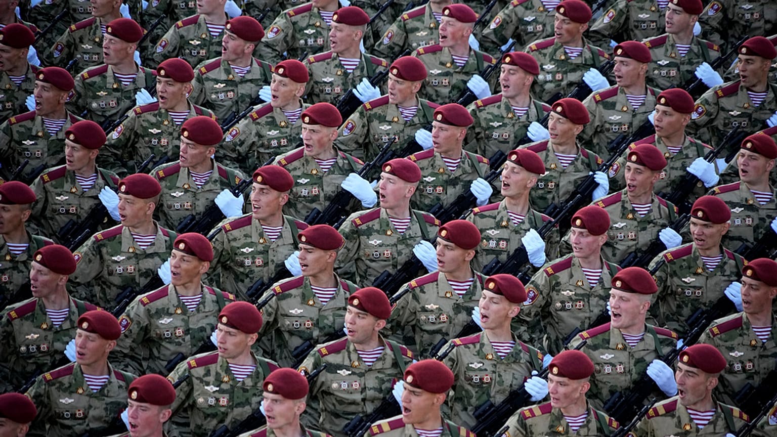 Soldati russi marciano verso la Piazza Rossa per partecipare alla parata militare del Giorno della Vittoria a Mosca, in Russia, martedì 9 maggio 2023.