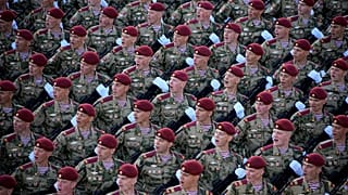 Soldados russos marcham em direção à Praça Vermelha para assistir ao desfile militar do Dia da Vitória, no passado dia 9 de maio