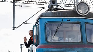 Машинист поезда позирует на вокзале Пшемысля после перевозки глав государств Франции, Германии и Италии из Польши на Украину и обратно. 17 июня 2022 г.