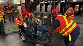 Gli operai tentano di drenare l'acqua che ha allagato la metro a New York