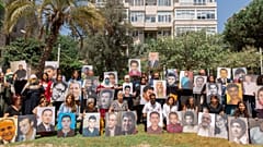 أهالي مفقودين يحملون صورهم في أثناء الاجتماع الذي نظمته مؤسسة العفو الدولية في بيروت بشأن المختفين قسريًا والمخطوفين في سوريا والعراق ولبنان واليمن
