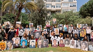 أهالي مفقودين يحملون صورهم في أثناء الاجتماع الذي نظمته مؤسسة العفو الدولية في بيروت بشأن المختفين قسريًا والمخطوفين في سوريا والعراق ولبنان واليمن