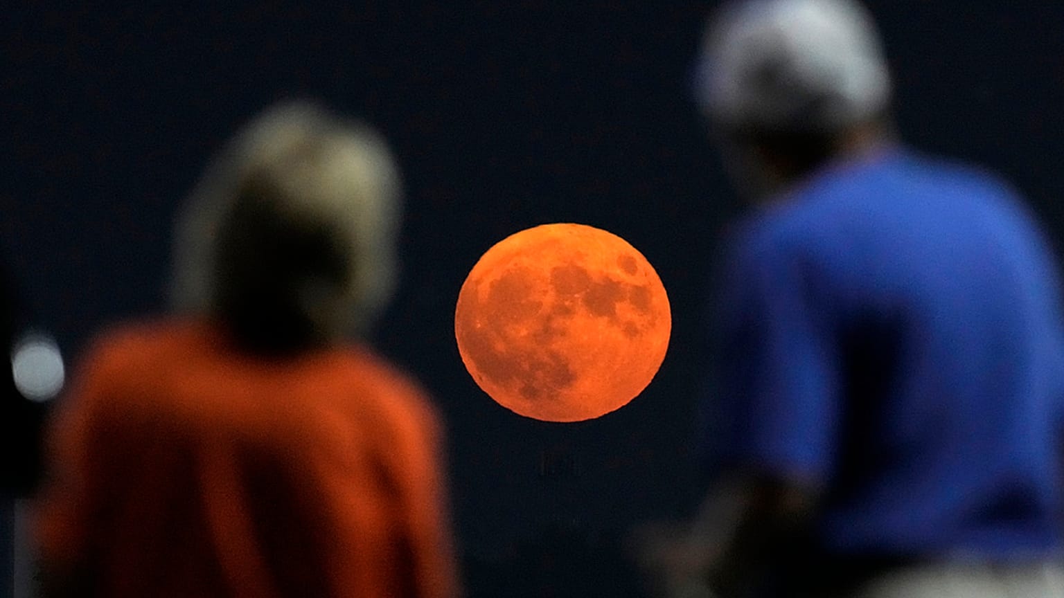 Besucher eines Baseballspiels in Kansas City bewundern den "Blauen Mond" am 30. August 2023