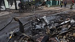 Bombeiros no local de um ataque russo nos arredores de Kiev