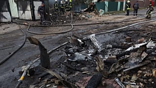 Bombeiros no local de um ataque russo nos arredores de Kiev