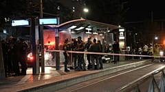 La policía fronteriza israelí trabaja en la escena del crimen en una estación de tren ligero después de un apuñalamiento en Jerusalén, miércoles 30 de agosto de 2023.