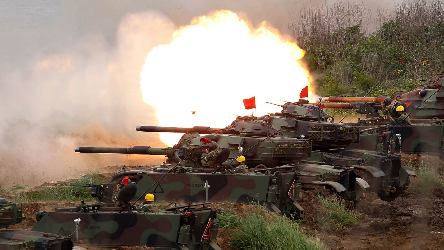 خط من دبابة M60A3 باتون "أم.06 إيه3" الأمريكية يطلق النار على أهداف خلال مناورات هان كوانغ السنوية في جزيرة بينغو النائية، تايوان. 2017/05/25