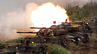 خط من دبابة M60A3 باتون "أم.06 إيه3" الأمريكية يطلق النار على أهداف خلال مناورات هان كوانغ السنوية في جزيرة بينغو النائية، تايوان. 2017/05/25