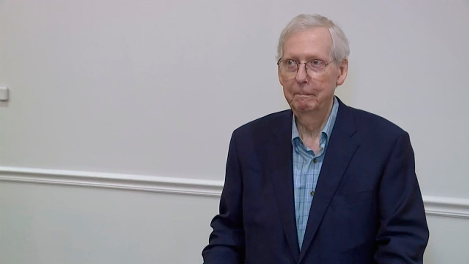 Mitch McConnell während seines gedanklichen Aussetzers in Kentucky am 30. August 2023