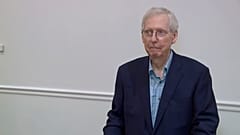 Mitch McConnell während seines gedanklichen Aussetzers in Kentucky am 30. August 2023
