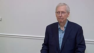 Mitch McConnell während seines gedanklichen Aussetzers in Kentucky am 30. August 2023