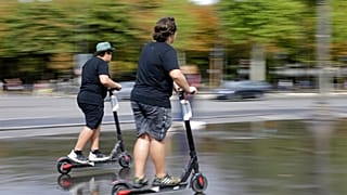 Des utilisateurs de trottinettes électriques en libre-service à Paris, 12 août 2023