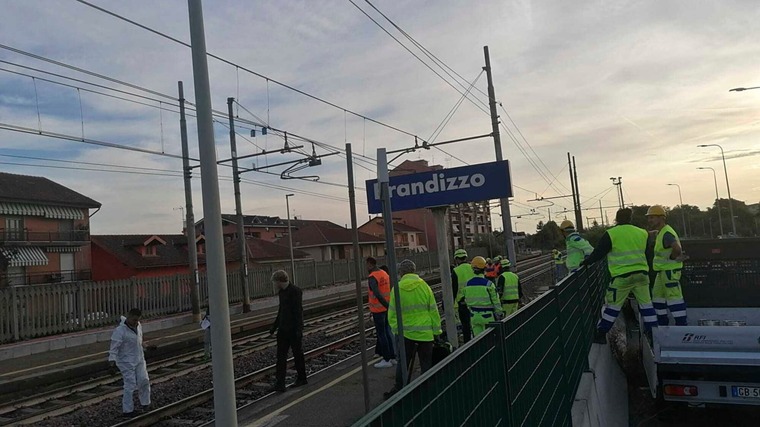Investigadores junto à estação de Brandizzo