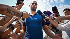 Andrew Tate Bukarest külvárosában újságíróknak nyilatkozik 2023. augusztus 4-én