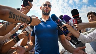 Andrew Tate Bukarest külvárosában újságíróknak nyilatkozik 2023. augusztus 4-én