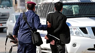 Muhalif bir aktivisti gözaltına alan Bahreyn polisi  