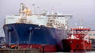 Танкер-шаттл для перевозки СПГ пришвартован у терминала СПГ на севере Германии.