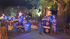 Ruas de Kandy encheram-se de luz e cor.