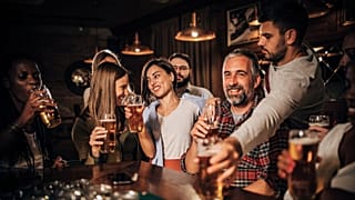 نوشیدن الکل در بار