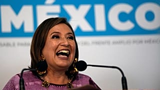 La senadora Xóchitl Gálvez, candidata presidencial de la oposición, anda en bicicleta a su llegada a un hotel para el anuncio de los candidatos presidenciales de la oposición.