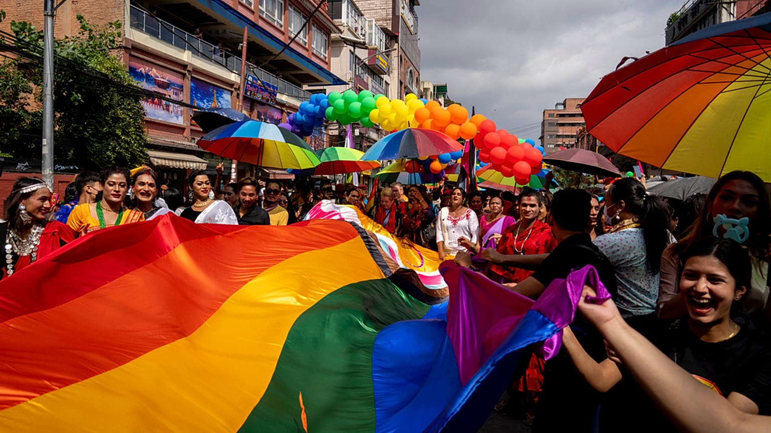 Centenas de pessoas participaram no desfile