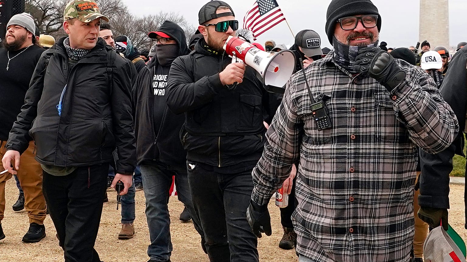 Лидеры Proud Boys Закари Рел (слева), Этан Нордин (в центре) и Джо Биггс (справа) на пути к Капитолию 6 января 2021 года