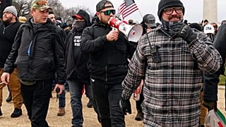 Лидеры Proud Boys Закари Рел (слева), Этан Нордин (в центре) и Джо Биггс (справа) на пути к Капитолию 6 января 2021 года