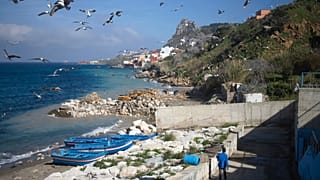 شاطئ بقرية بليونش على ساحل البحر الأبيض المتوسط، شمال المغرب