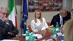 Джорджия Мелони во время визита в проблемный  пригород Неаполя 