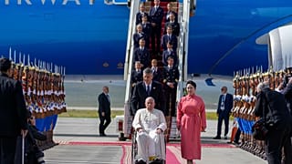 Papa Francis, 1 Eylül Cuma günü Ulanbator'un Uluslararası Chinggis Khaan havaalanına gelişinde Moğolistan Dışişleri Bakanı Batmunkh Battsetseg tarafından karşılandı,