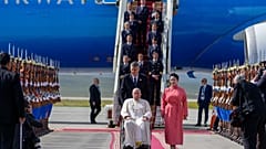 Папа Франциск прибыл с первым в истории визитом в Монголию