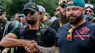 Der Anführer der rechtsradikalen "Proud Boys" Joseph Biggs (r.)