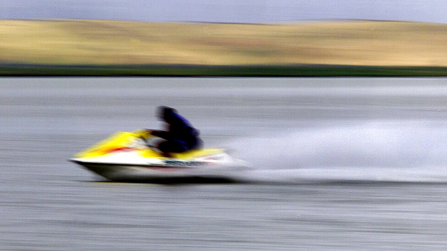 Arşiv: Jet ski kullanan bir kişi
