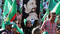 ¨جمهور "حركة أمل" يرفعون صور الإمام موسى الصدر