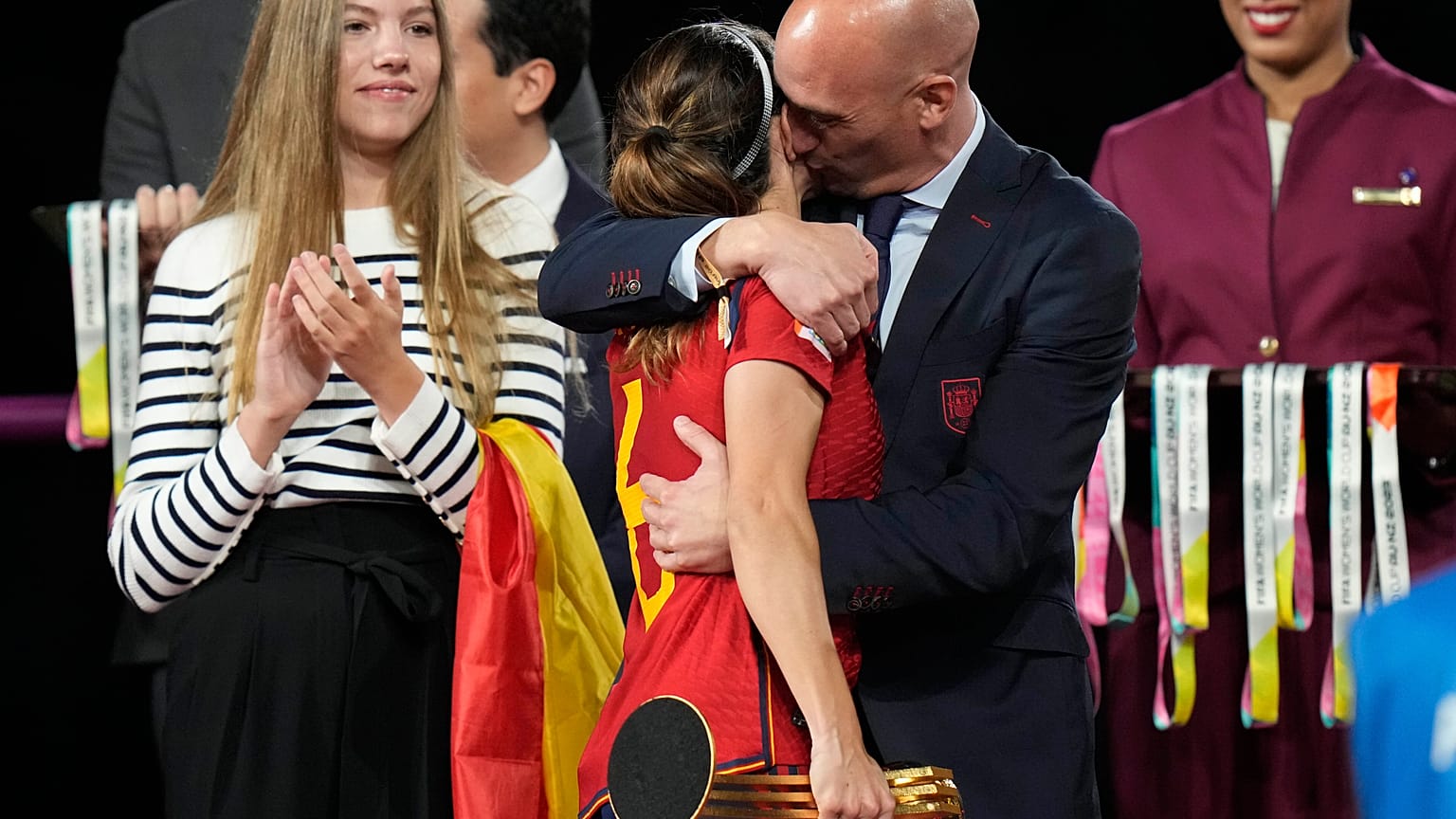 Luis Rubiales küsst Jennifer Hermoso auf den Mund bei der Siegerehrung in Sydney