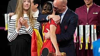 Luis Rubiales küsst Jennifer Hermoso auf den Mund bei der Siegerehrung in Sydney